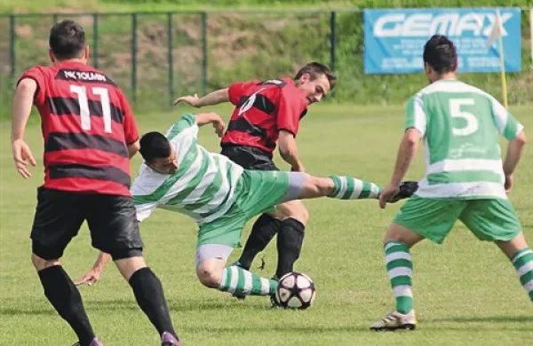 Strelca na včerajšnji tekmi Dalibor Sokanović (št. 11) in Gregor Rožič (št. 5) spremljata dvoboj Nebojše Kovačevića in Nejca Kravanje (v rdeče črnem dresu)