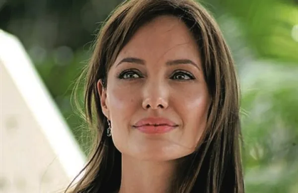Le dva tedna po tistem, ko je hollywoodska zvezdnica Angelina Jolie sporočila, da so ji zaradi genske obremenjenosti z rakom odstranili obe dojki, je za rakom na dojki v nedeljo v Kaliforniji umrla njena teta Debbie Martin