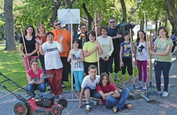 Uporabniki Dnevnega delovno terapevtskega centra Barčica so skupaj z učenci, prostovoljci Osnovne šole Dušana Bordona, obeležili dan zemlje