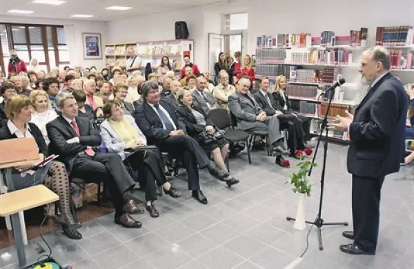 Slavnostni govornik Ciril Zlobec je izpostavil nacionalni pomen knjižnic za Primorce