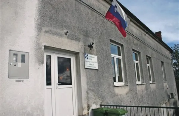 Podružnični šoli v Obrovu kvalitetni pedagoški oskrbi in primernim prostorom navkljub grozi zaprtje, saj nekateri starši iz tega šolskega okoliša svoje otroke raje vozijo v matično šolo v Hrpelje ali celo dlje. Občina je v letošnjem proračunu zagotovila