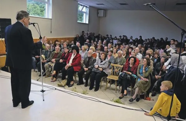 Akademik Ciril Zlobec je o Kocjančiču govoril pred nabito polno dvorano vaškega doma v Kubedu