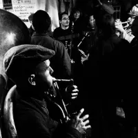 Kar Češ Brass Bend so jazz počlovečili v godbo za žive in mrtve