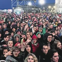 Dež je občinstvo vztrajno močil, a ga ni ohladil