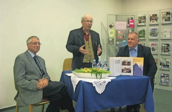 Pater Ivan Tomažič (stoji) ter Vincenc Rajšp (levo) in Vladimir Čeligoj na predstavitvi zbornika Slovenski odnosi z Dunajem skozi čas     