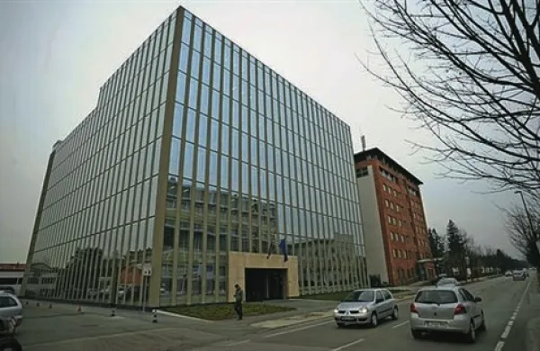 Preiskovalci Nacionalnega preiskovalnega urada so kazensko ovadili bivšega direktorja regijske organizacijske enote ene od večjih slovenskih bank zaradi utemeljenega suma storitve dveh kaznivih dejanj zlorabe položaja ali pravic pri odobritvi bančnih