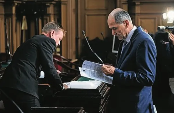 Tožilstvo za Janeza Janšo predlaga dve leti zapora