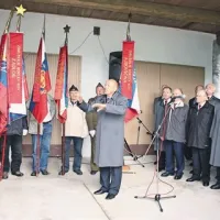     Zborovodja partizanskega zbora Franc Gornik je v petje povedel tudi občinstvo