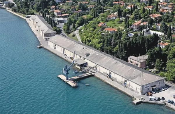   Občina Piran je skladišči soli Monfort in Grando dobila nazaj od Droge Kolinske konec lanskega leta, zdaj išče predloge, kako ju urediti 
