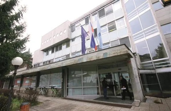 Po 1. juliju bo davčna pisarna v Tolminu za stranke odprta le dvakrat na teden;  za informacije bo strankam na voljo le ena uslužbenka, ki bo sprejemala vloge in jih pošiljala v reševanje davkariji v Novo Gorico (na fotografiji), Idrijo in Ajdovščino