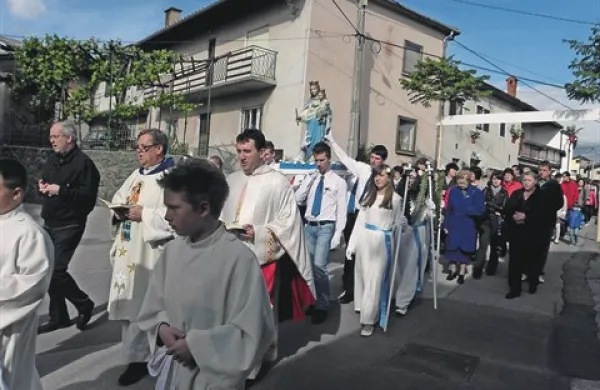 Procesija s kipom Marije Pomočnice na zaobljubljen dan na Dolnjem Zemonu 