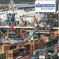 V Luki Koper so svoje lastništvo v sosednji Intereuropi razdelili na dva dela. Matična družba Luka Koper je namreč 3,7-odstotni delež v Intereuropi prodala svoji hčerinski družbi Luki Inpo.