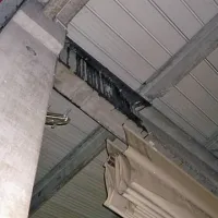 Pločevinasta streha po naši fotografiji sodeč  prepušča tudi tam, kjer ni svetlobnih jaškov in so   samo  betonski bloki