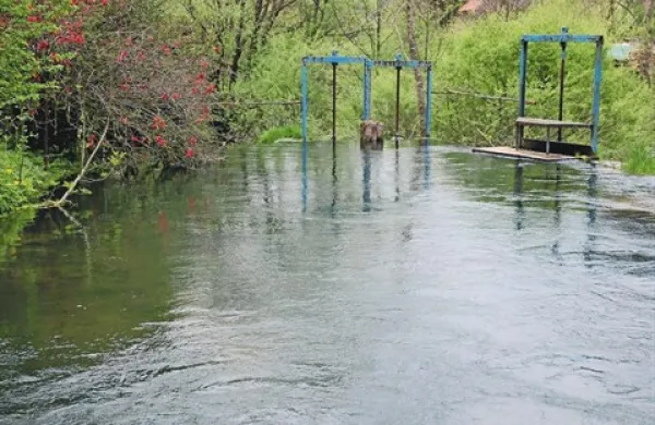 Pivški občinski svet ni navdušen nad državnima uredbama o oskrbi s pitno vodo (na fotografiji vodno zajetje Malni) in odvajanju in čiščenju komunalne in padavinske odpadne vode in meni,  da sta neživljenjski
