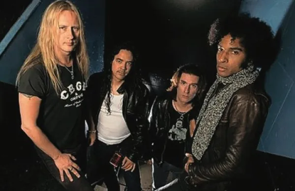 Seattelski grungerji Alice in Chains so izdali nov studijski album, naslovljen The Devil Put Dinosaurs Here