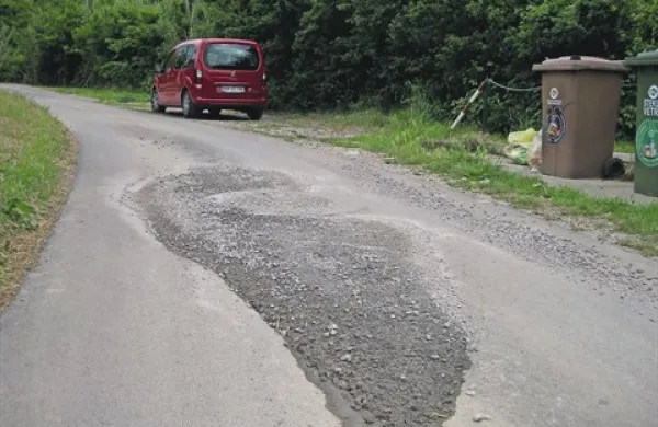 Cesta na odseku Vinjole-Nožed se je na več odsekih posedla, vdolbine pri kanalizacijskih jaških pa so pokrpane z betonom ali zasute z gramozom