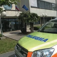 Reševalno vozilo je pripeljalo pred sodišče, ker se je župan Boris Popovič med obravnavo počutil slabo. Zdravnica je ocenila, da je bolje, da Popovič danes ne prisostvuje sojenju.