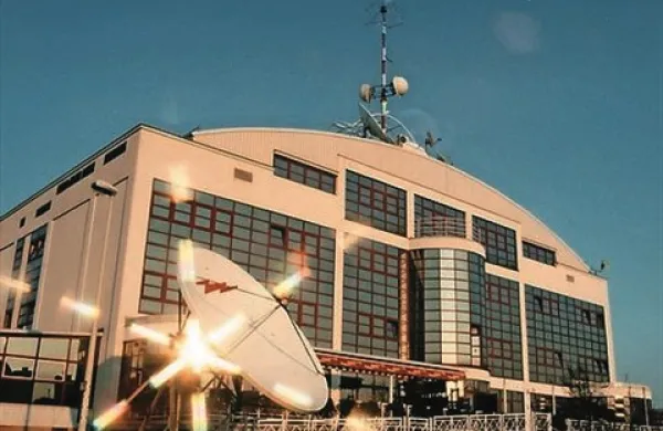 Na Pro Plusu, ki ima med drugim v lasti televizijska programa Pop TV in Kanal A ter spletni portal 24ur.com, bodo po neuradnih informacijah odpustili do 50 sodelavcev