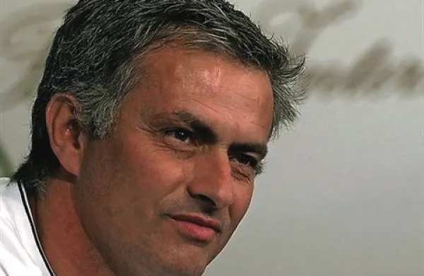 Portugalski nogometni trener Jose Mourinho, s katerim je španski prvoligaš Real Madrid predčasno končal sodelovanje, je z angleškim Chelseajem podpisal pogodbo, vredno 47 milijonov evrov