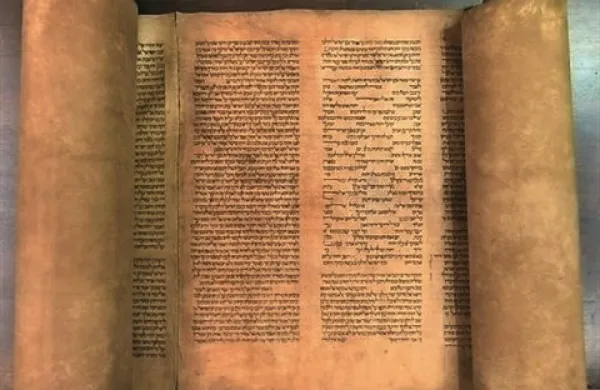 V arhivih univerze v Bologni so odkril najstarejši v celoti ohranjen pergamentni zvitek Tore, za katerega menijo, da je nastal v 12. stoletju
