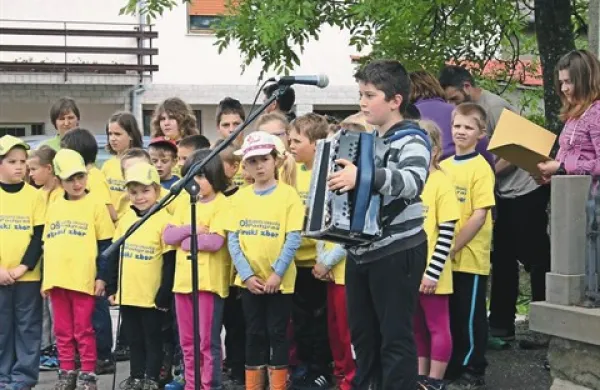 Učenci podgrajske šole so zapeli in zaigrali