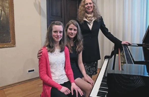 Teja Udovič,  Ana Kravanja in profesorica klavirja Selma Chicco Hajdin