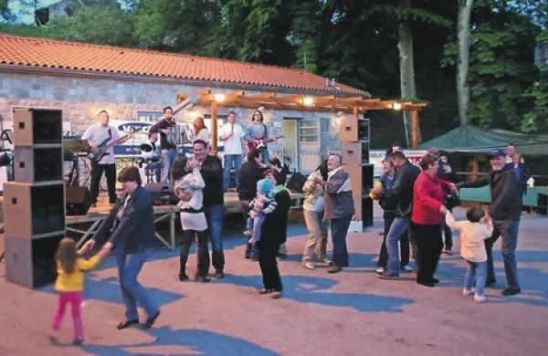 Danska noč je nudila obilo doživetij, obarvanih s kulturnim in zabavnim programom