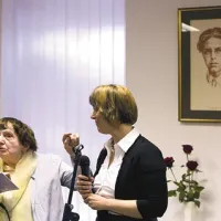 Kot založnik obeh novih del Jolke Milič (levo) nastopa Kosovelova knjižnica, katere direktorica je Magdalena Svetina Terčon (desno)