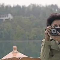  Jasmina Cibic se je v projektu posebej posvetila arhitekturi Vinka Glanza, med katerimi je tudi vila Bled   