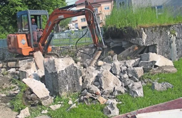 Rušenje Verbičevega betonskega bunkerja ob strugi potoka Bistrica, zadnjega  tovrstnega objekta na Bistriškem, je bilo tudi za mehanizacijo trd oreh