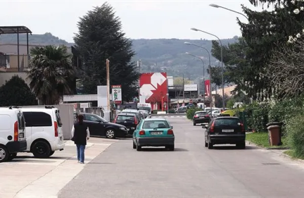 Kmalu bo treba seči v denarnico  tudi za parkiranje na  javnem parkirišču v središču Hrvatinov in vzdolž Obrtniške ulice v Šalari (na fotografiji)