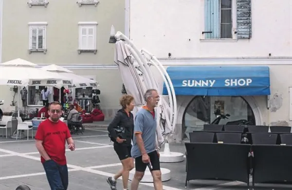 Senčila v Piranu naj bi bila bele ali krem barve in naj ne bi bila v  obliki balona, priporočajo smernice. A jih ne upoštevajo niti na Tartinijevem trgu.