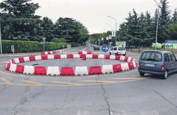 Izolski župan Igor Kolenc poziva občane, naj  do 21. junija pošljejo  predloge, kako  urediti notranjost   krožišč:   tistega  ob avtokampu Jadranka (na fotografiji), med Kajuhovo in Prešernovo ulico (pri OŠ Vojke Šmuc),  v  Jagodju (pri Mercatorjevi