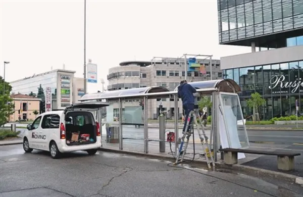   Kar en mesec in pol so meščani čakali na popravilo huje poškodovanega postajališča na novogoriški avtobusni postaji v  središču mesta