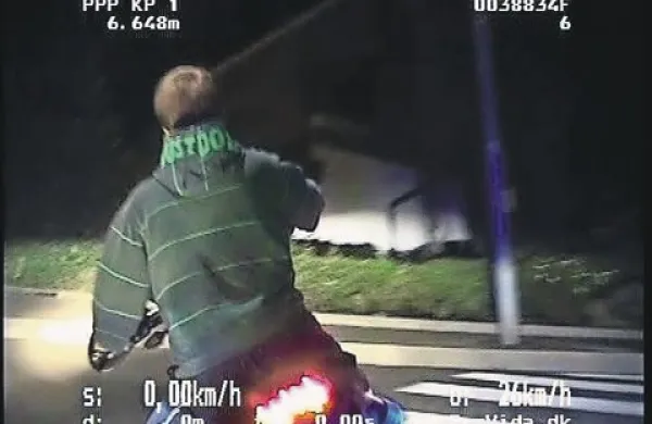 Zadnji posnetek pred padcem motorista: tožilstvo trdi, da ga je Buzečan z vozilom zadel, sodni izvedenec pa pravi, da je lahko zdrsnil tudi brez dotika avta