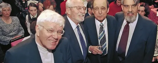 Ugledni pesniki, akademiki in Prešernovi nagrajenci na izjemno dobro obiskanem večeru ob 50. obletnici izida Pesmi štirih 15. aprila 2003 v kavarni ljubljanskega hotela Union (z leve): Kovič, Pavček, Menart, Zlobec