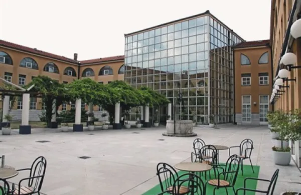Ena od neizkoriščenih nepremičnin v Lipici, hotel Club, čaka na odločitev, kdo bo z njo upravljal: gospodarsko ali kmetijsko ministrstvo. Vsekakor jo bodo dali v najem zasebnemu podjetju. Vprašanje je le, ali bodo pogoji najema  dovolj strogi in
