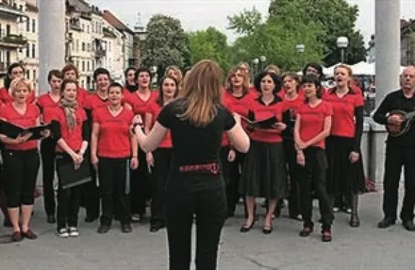 Članice ženskega pevskega zbora Kombinat  pripravljajo drugo izdajo festivala samoorganiziranih zborov Vsi v en glas!