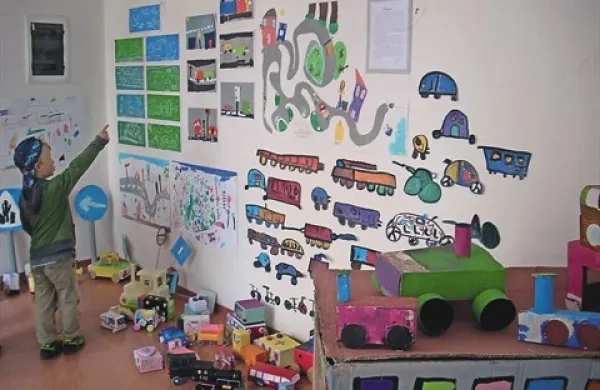 V galeriji Na vogalu bo do 10. junija na ogled  likovna razstava, ki predstavlja sklepni del projekta Varno v prometu