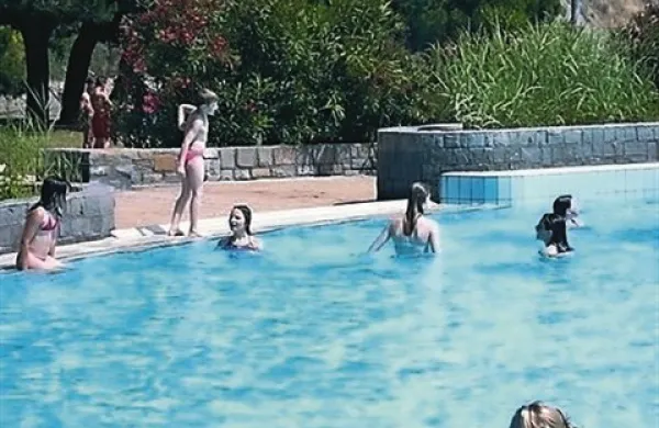 S podpisom pogodbe med Rdečim križem Slovenije in Popotniškim združenjem Slovenije 669 ležišč v sklopu Mladinskega letovišča in zdravilišča Debeli rtič postaja del verige mednarodne zveze mladinskih hostlov International Youth Hostel Federation