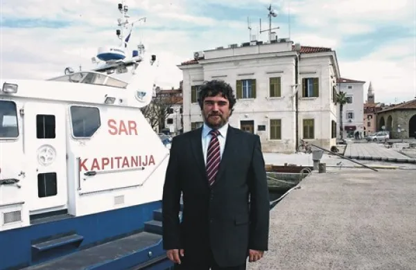 V.d. direktorja uprave za pomorstvo Valter Suban opozarja, da nefunkcionalni prostori v zdajšnji stavbi (na fotografiji) med drugim onemogočajo namestitev celotne opreme za nadzor pomorskega prometa