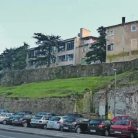 V upravi za pomorstvo menijo, da so prostori stare kovinarske šole nad potniškim terminalom idealni za njihove potrebe, ker bi od tam  imeli pregled nad dogajanjem v akvatoriju  