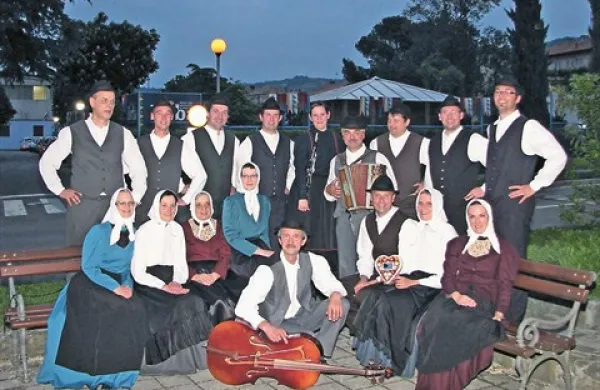Folklorna skupina neguje kulturno dediščino in ljudsko izročilo