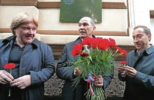 Na Roški cesti v Ljubljani so Janez Janša, David Tasič in Franci Zavrl ob 25. obletnici afere JBTZ odkrili spominsko obeležje