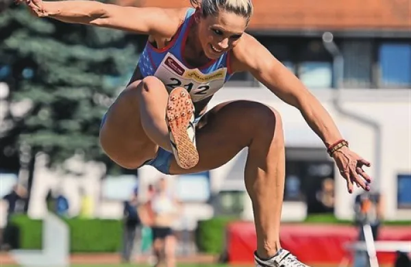 Snežana Rodič je prvi dan ekipnega slovenskega prvenstva v atletiki v Novi Gorici v troskoku zmagala in s 14,07 metra znova presegla štirinajstmetrsko oznako
