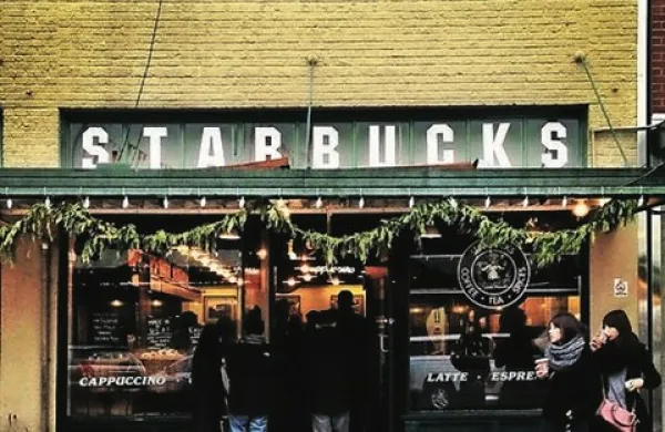 Ameriška korporacija Starbucks se je odločila prepovedati kajenje v neposredni bližini svojih kavarn