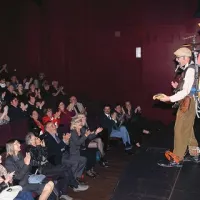 Skladbo Il Papagallo je na oder koprskega gledališča pripeljal poulični glasbenik Cigo Man Band in občinstvo popolnoma očaral 