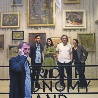 Slovenski paviljon v galeriji A+A. Od leve proti desni: komisar Blaž Peršin (Muzej in galerije mesta Ljubljane), asistent Vladimir Vidmar, umetnica Jasmina Cibic, kustos Tevž Logar (galerija Škuc), asistentka Marija Skočir.      