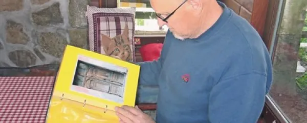 Janez Škrlj je v objektiv ujel in tako ohranil blizu tisoč vrat. Fotografije hrani  v albumih.