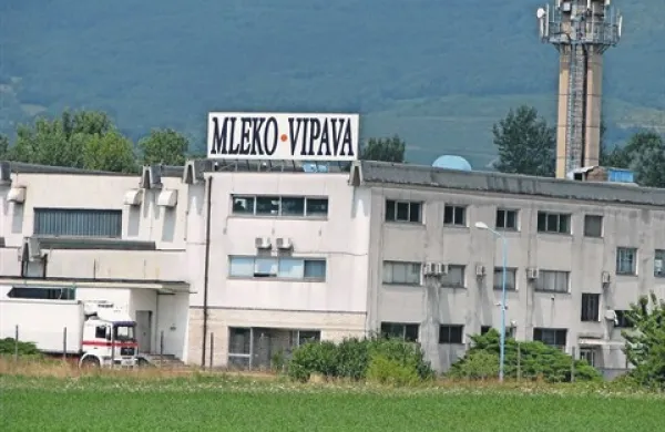 Kaj bo pisalo na pročelju vipavske mlekarne čez dva tedna?
